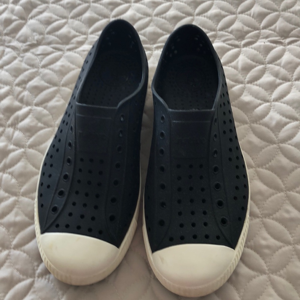 Native shoes size J5.